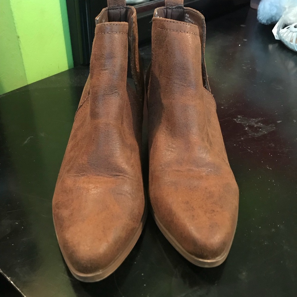 Pointed toe boots